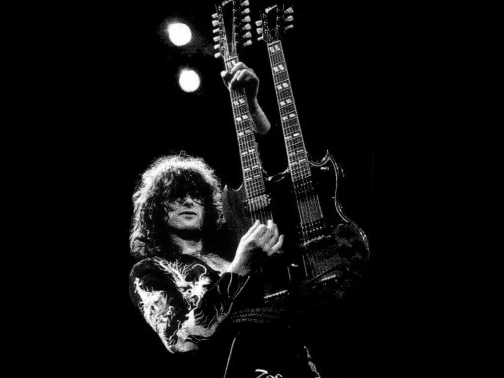 Jimmy Page con su mítica guitarra Gibson de doble mástil